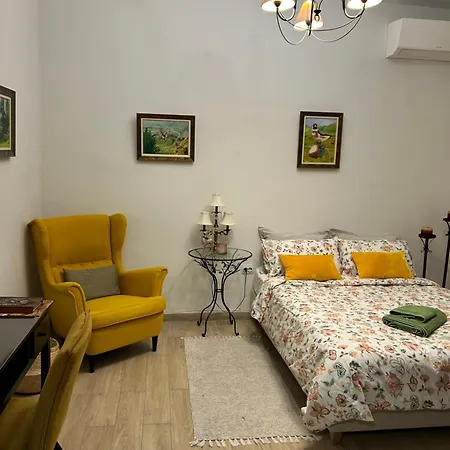 Cozy House With Backyard At Iraklio Attikis